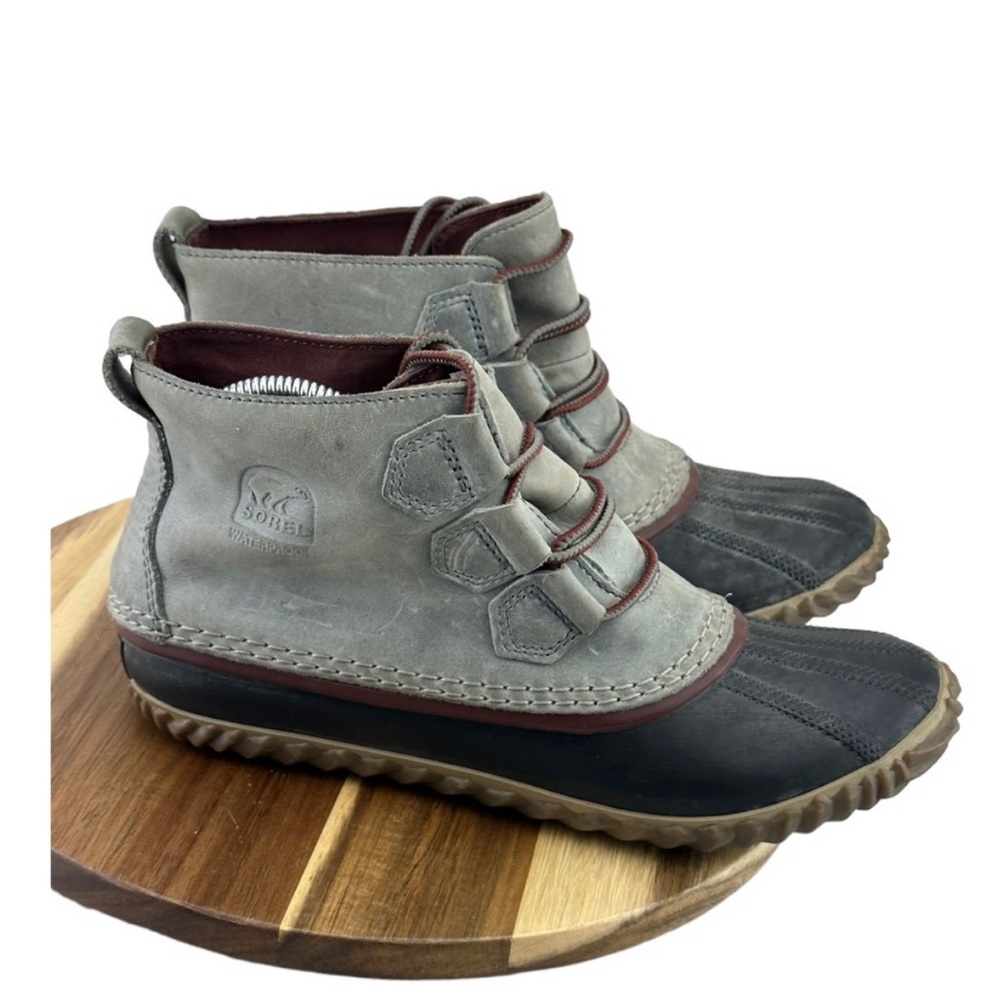 Women’s SOREL  leather ankle boots.